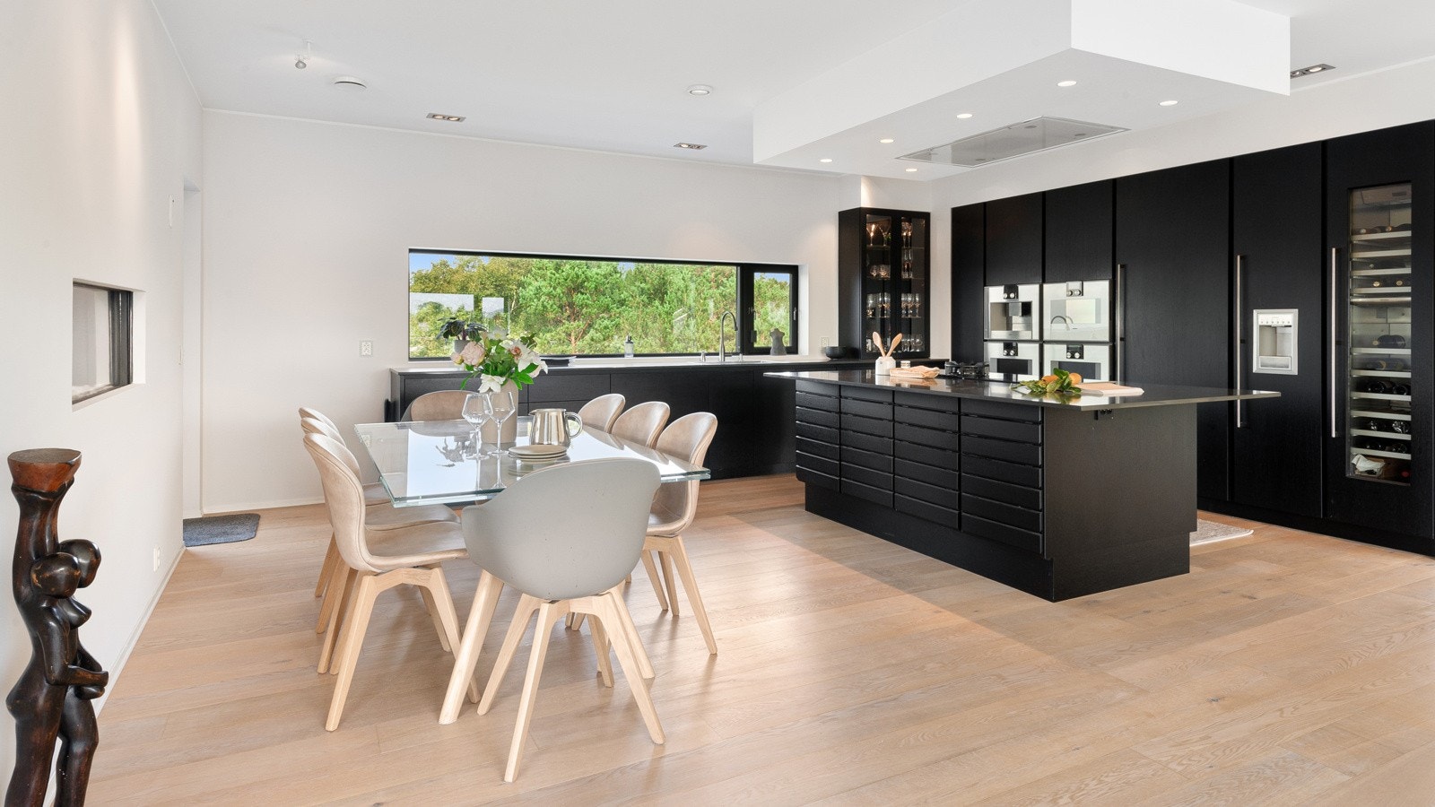 Nydelig sortbeiset Multiform kjøkken med hvitevarer fra kvalitetsprodusenten Gaggenau. Kjøkkenet er rikholdig utstyrt og idéelt til kokkelering. Galleribilde