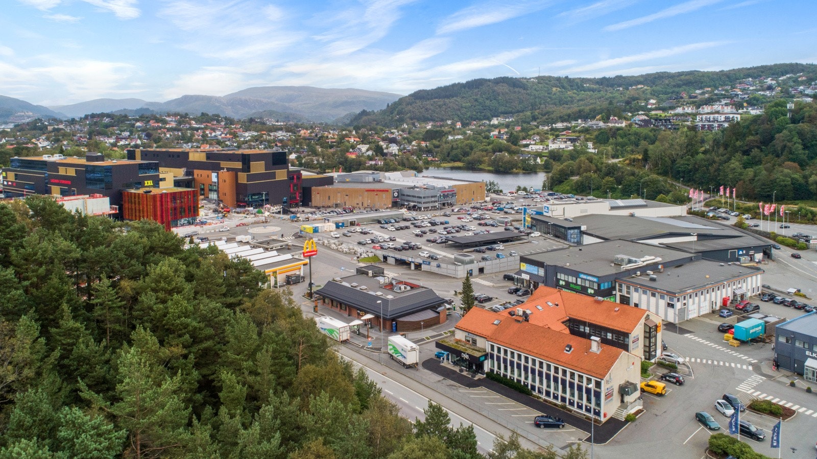 Lagunen Storsenter med utallige butikker, restauranter, helsetilbud samt stoppested for Bybanen - ligger i rimelig nærhet fra Svartefjorden. Galleribilde