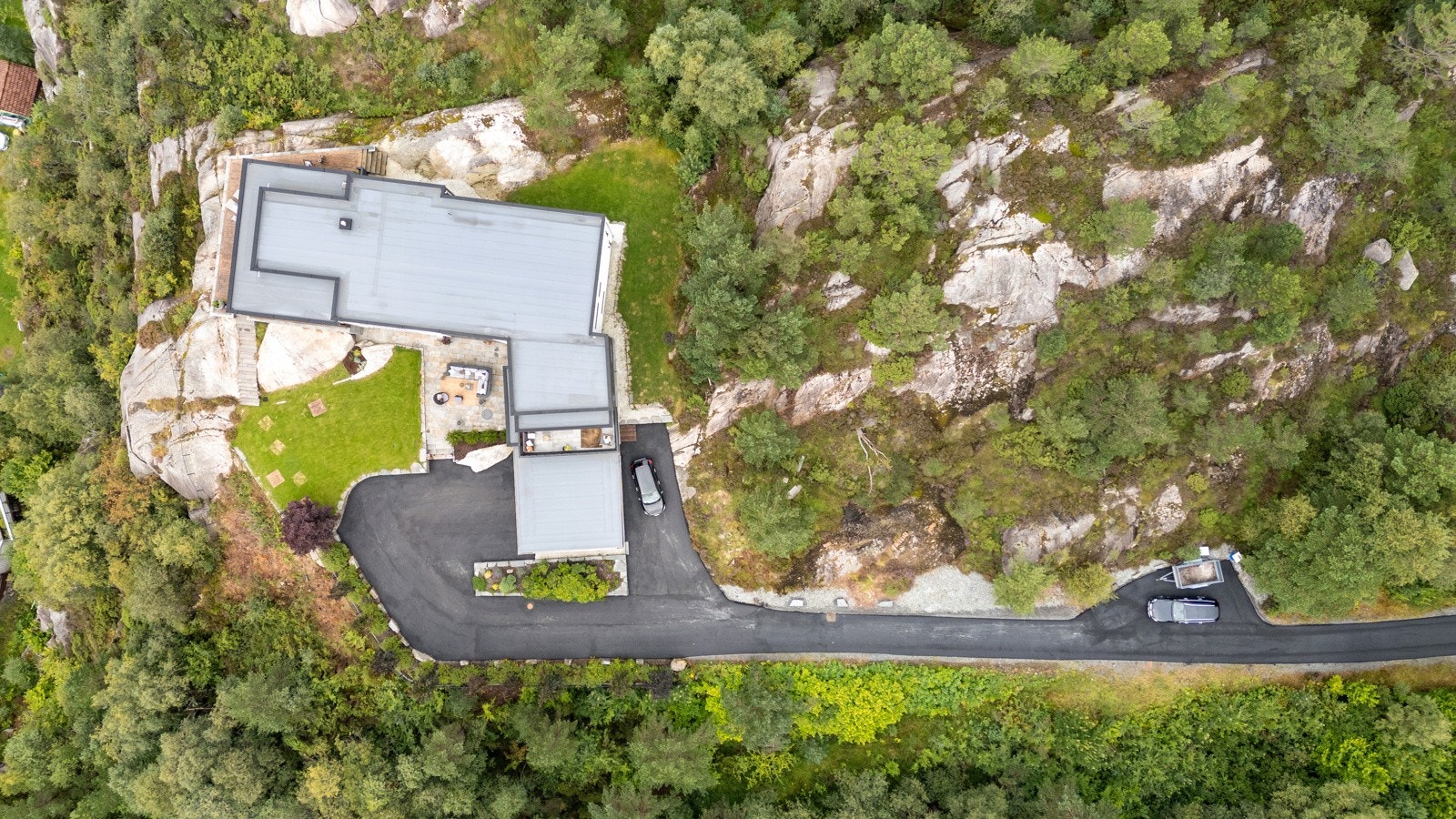 Selveiende og pent opparbeidet tomt på 1.462 m². Det er meget gode parkeringsforhold med stor dobbelgarasje og ytterligere parkeringsdekning på egen grunn. Galleribilde