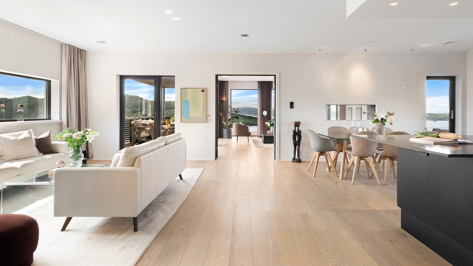 Allrommet har uvanlig god størrelse med et romslig kjøkken og egen lounge-avdeling. Perfekt rigget for sosiale sammenkomster og gode matopplevelser. Det er gjennomgående gasspeis mellom allrom og dagligstue. Galleribilde