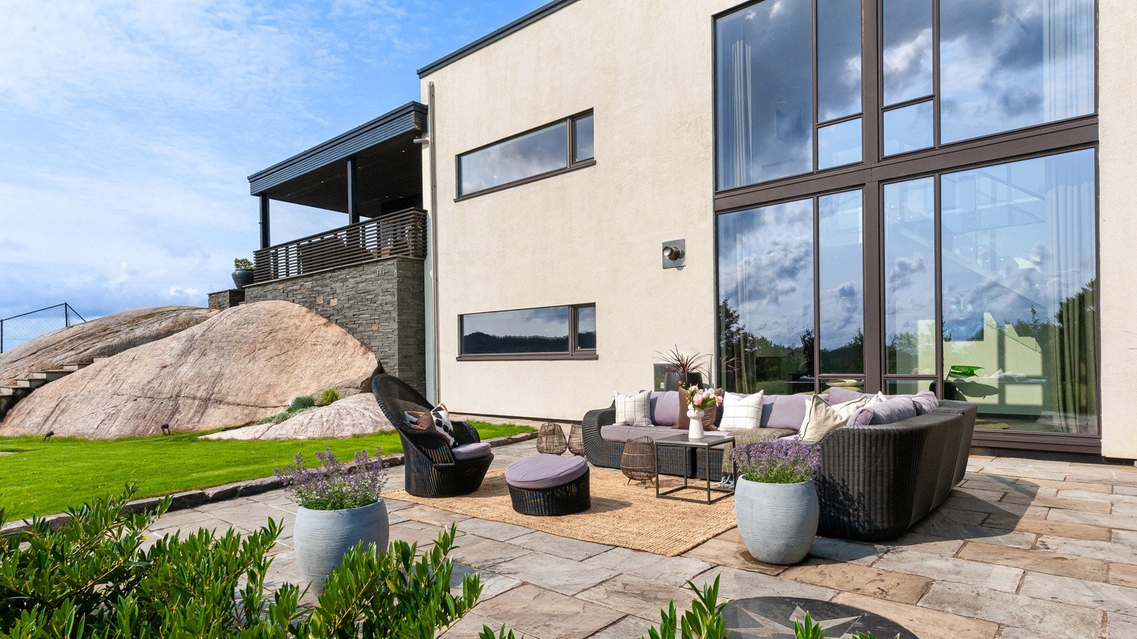 Huset er omkranset av flere og solrike uteplasser. Her er det nydelig opparbeidet og rikelig med plass til utemøblement etc. Galleribilde