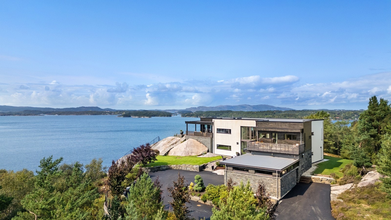 Arkitekttegnet og eksepsjonell eiendom | Eventyrlig utsikt og meget solrikt | Høy standard | Dobbel garasje | Kort kjøretid til Lagunen og Bybanen | Gåavstand til Krokeide skole! Galleribilde