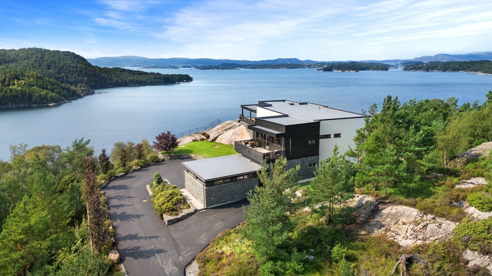 Eiendommen har en meget usjenert beliggenhet i et etablert og rolig område. Det er svært gode solforhold og naturen som nærmeste "nabo". Galleribilde