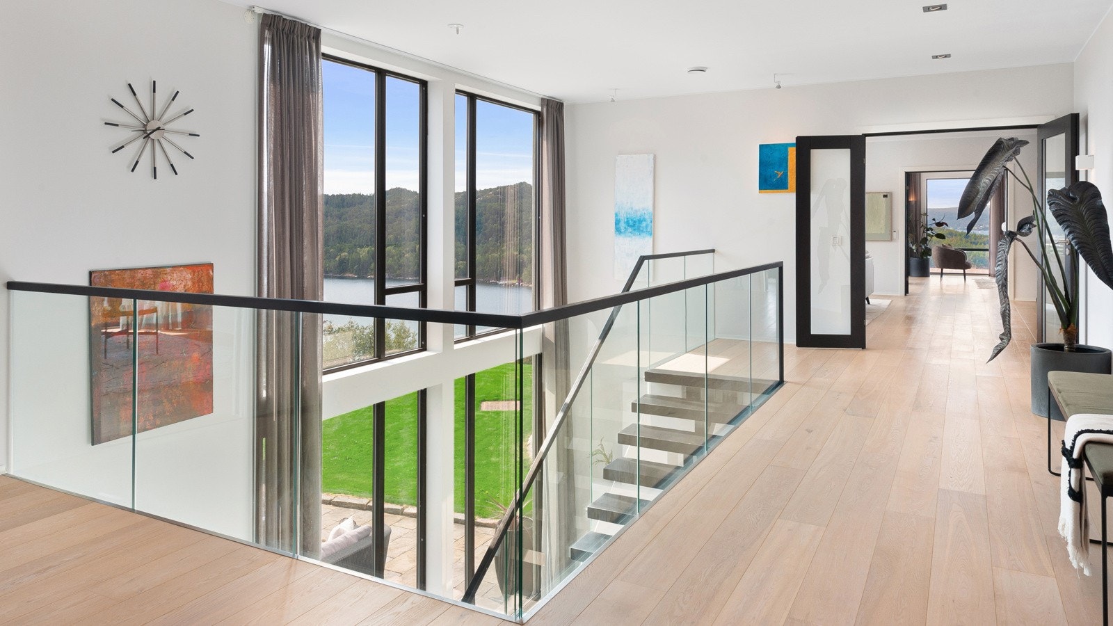 Det lekre 1-stavs parkettgulvet er gjennomgående og skaper et helhetlig uttrykk. Dette i kombinasjon med glassrekkverket kompletterer den luksuriøse og gjennomførte standarden. Galleribilde