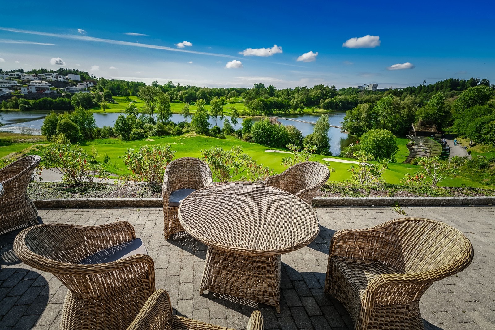 Fana Golfklubb, med sin 18 hulls bane, befinner seg ca. 12 minutters kjøretid unna. Banen er en park og skogsbane, som snor seg mellom bebygde områder og gårder. Galleribilde