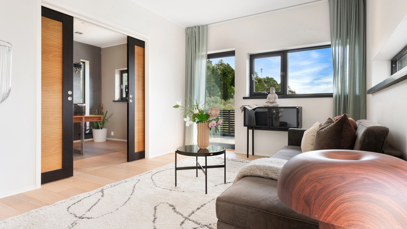 Dette rommet har vært benyttet til hjemmekontor. Alternativt fungerer det utmerket som et tenåringsrom med soverom, tv-stue og tilknyttet terrasse. Galleribilde