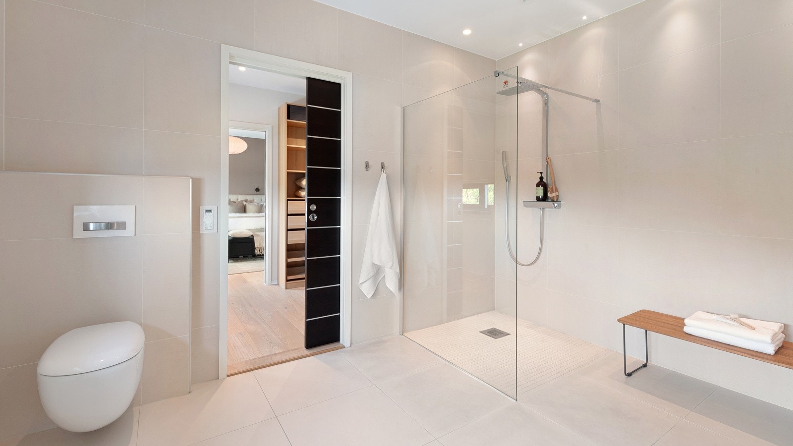 Badet, som er dedikert til master-soverom, har lekre fliser, romslig dusjsone, vegghengt design toalett og innfelte downlights i himlingen. Galleribilde