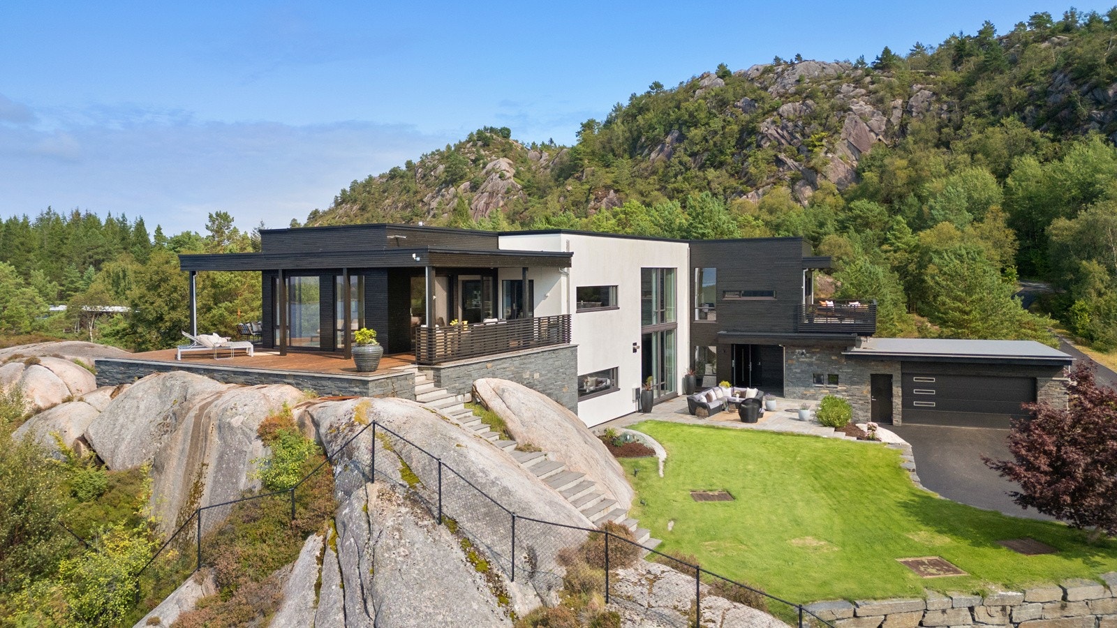 Arkitekttegnet og moderne familiebolig, som ble oppført i 2015. "Villa Svartefjorden" har et samlet bruksareal på hele 420 m² (BRA). Velkommen til ditt nye hjem! Galleribilde