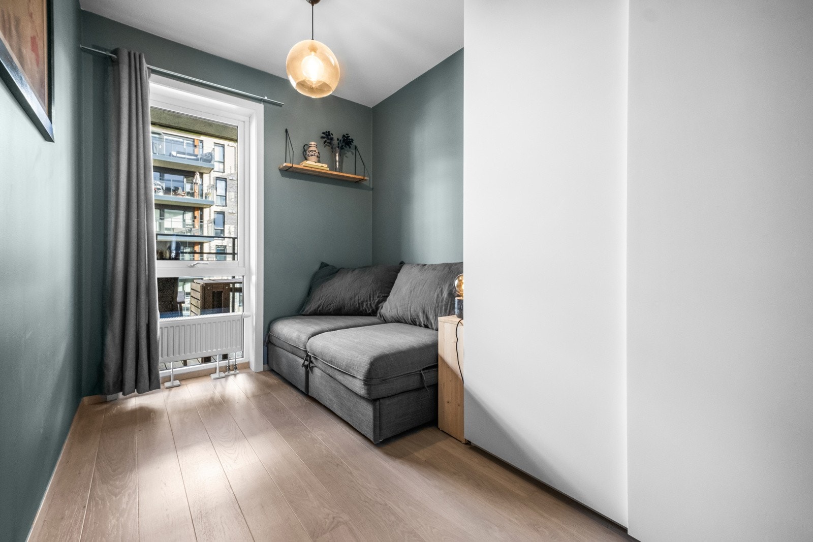 Rommet brukes som gjesterom og er innredet med praktisk sovesofa Galleribilde