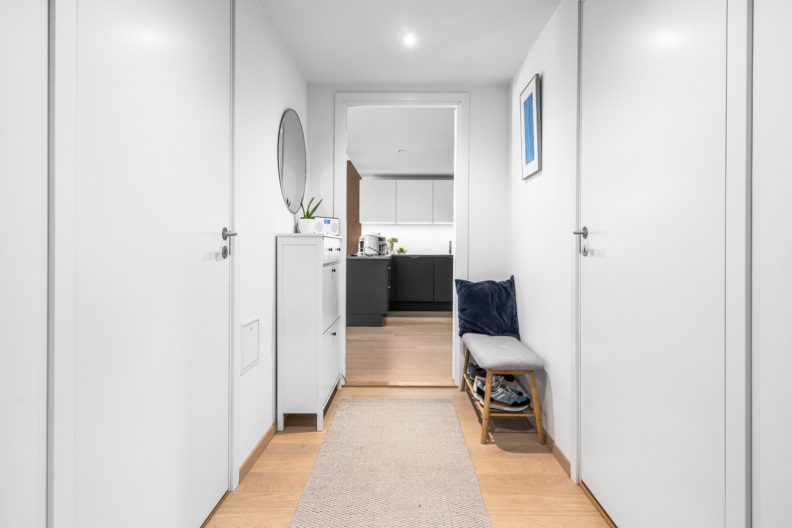 Innbydende entré med downlights. Det er plass til skoskap og oppheng for ytterklær Galleribilde