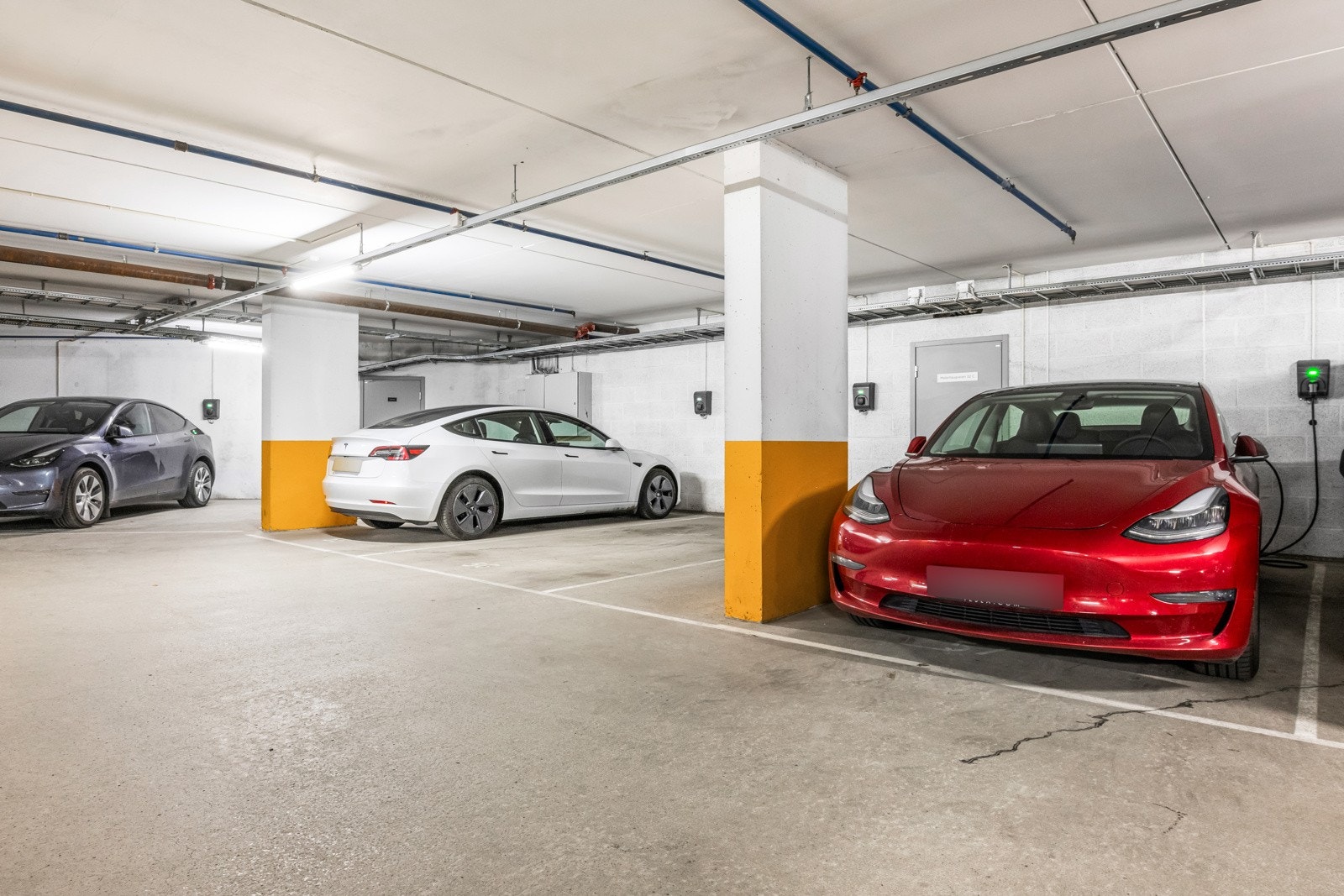 Bilen parkerer man enkelt i garasjen på egen privat plass, som er utstyrt med elbillader. Heisadkomst til etasjen Galleribilde
