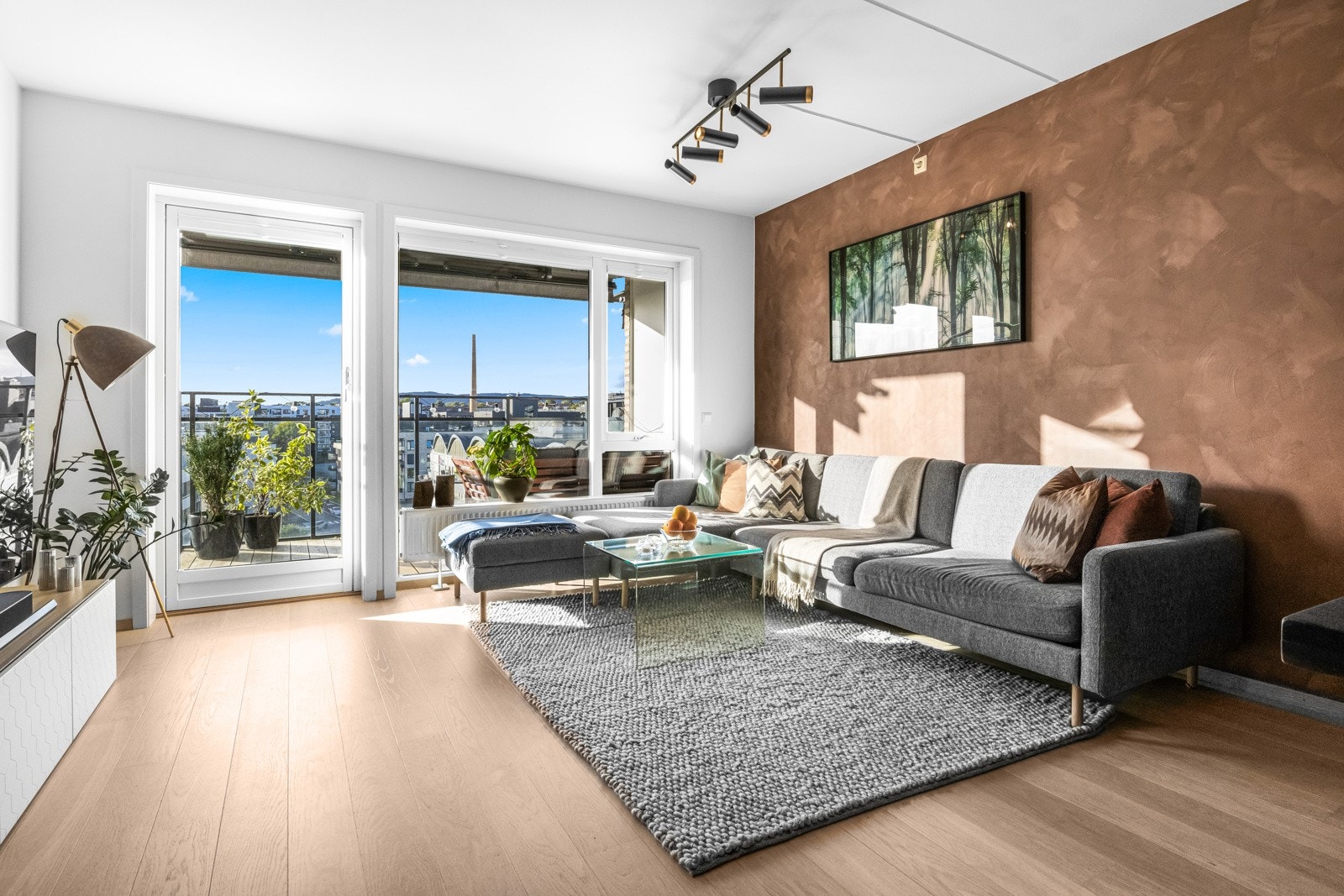 Lys og gjennomgående 4-roms leilighet med solrik balkong på hver side av boligen Galleribilde