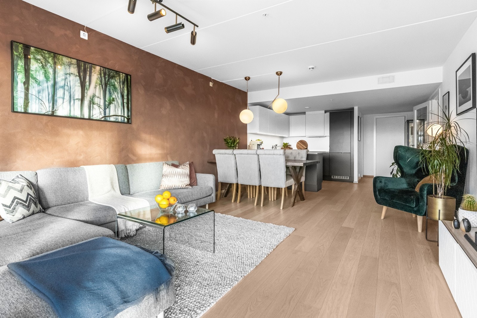 Stuen er av god størrelse og har åpen, sosial kjøkkenløsning. Det er god plass til både sofakrok og stort spisebord Galleribilde