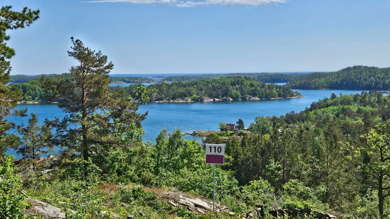 Denne tomta er i liilla priskategori og koster kr 3.500.000,- + omk. (Dette er råtomt med vei, vann, kloakk, strøm og fiber til grensa). Galleribilde