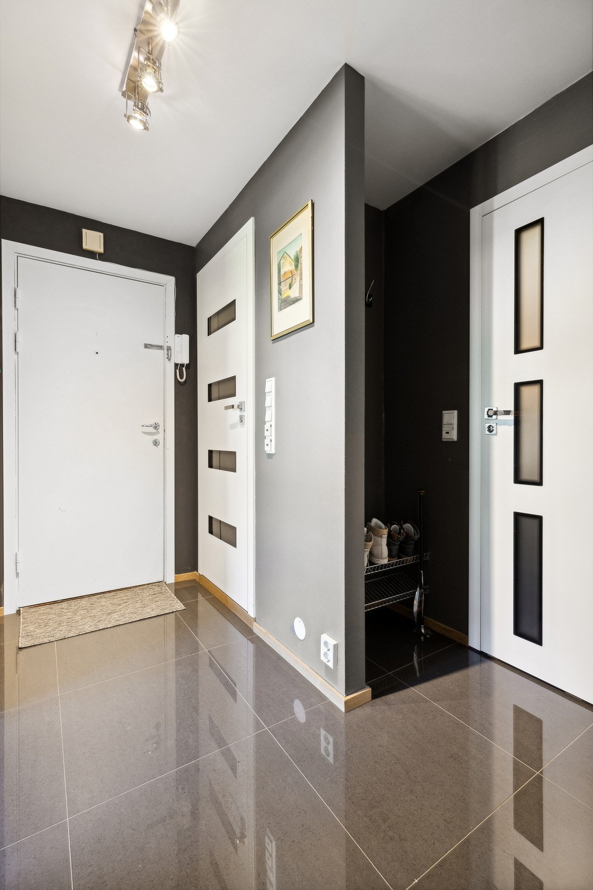 Du kommer inn til en stilfull entré med fin plass til å hensette sko og yttertøy. Galleribilde