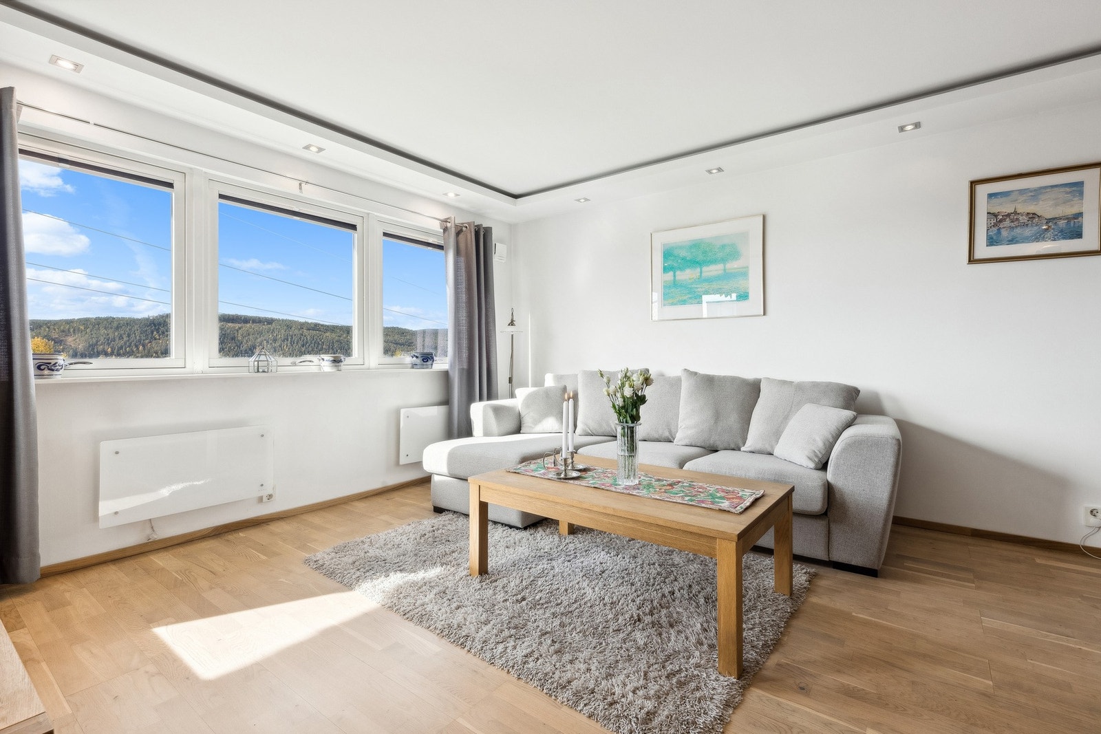 De store vindusflatene slipper godt med naturlig lys inn. Fra stuen er det utgang til solrik balkong. Galleribilde