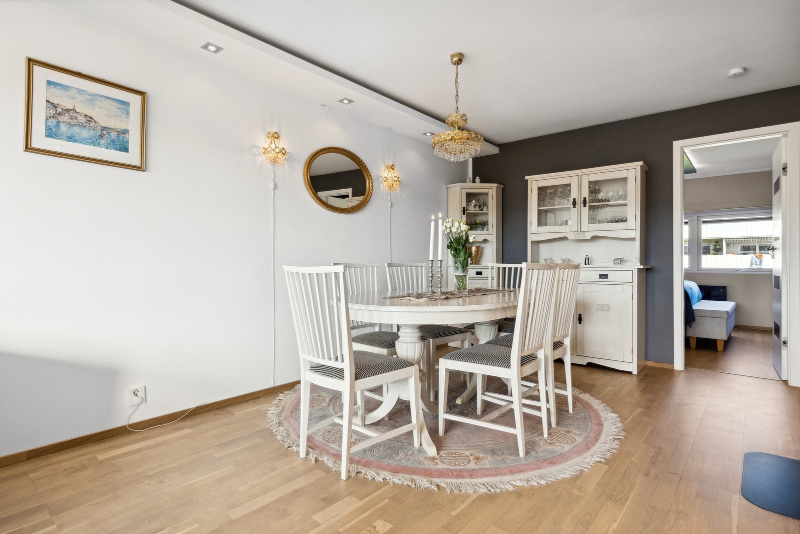 Videre kommer du inne til spisestuen/stuen. Galleribilde