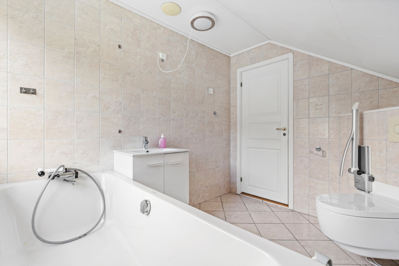 Badet har flislagte vegger, flislagt gulv m/ gulvvarme. Galleribilde