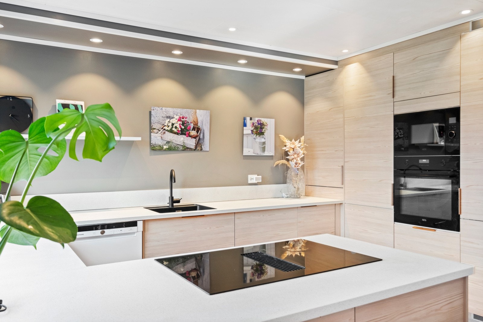 Kjøkkenet har innredning med glatte lyse finerfronter fra 2023. Galleribilde