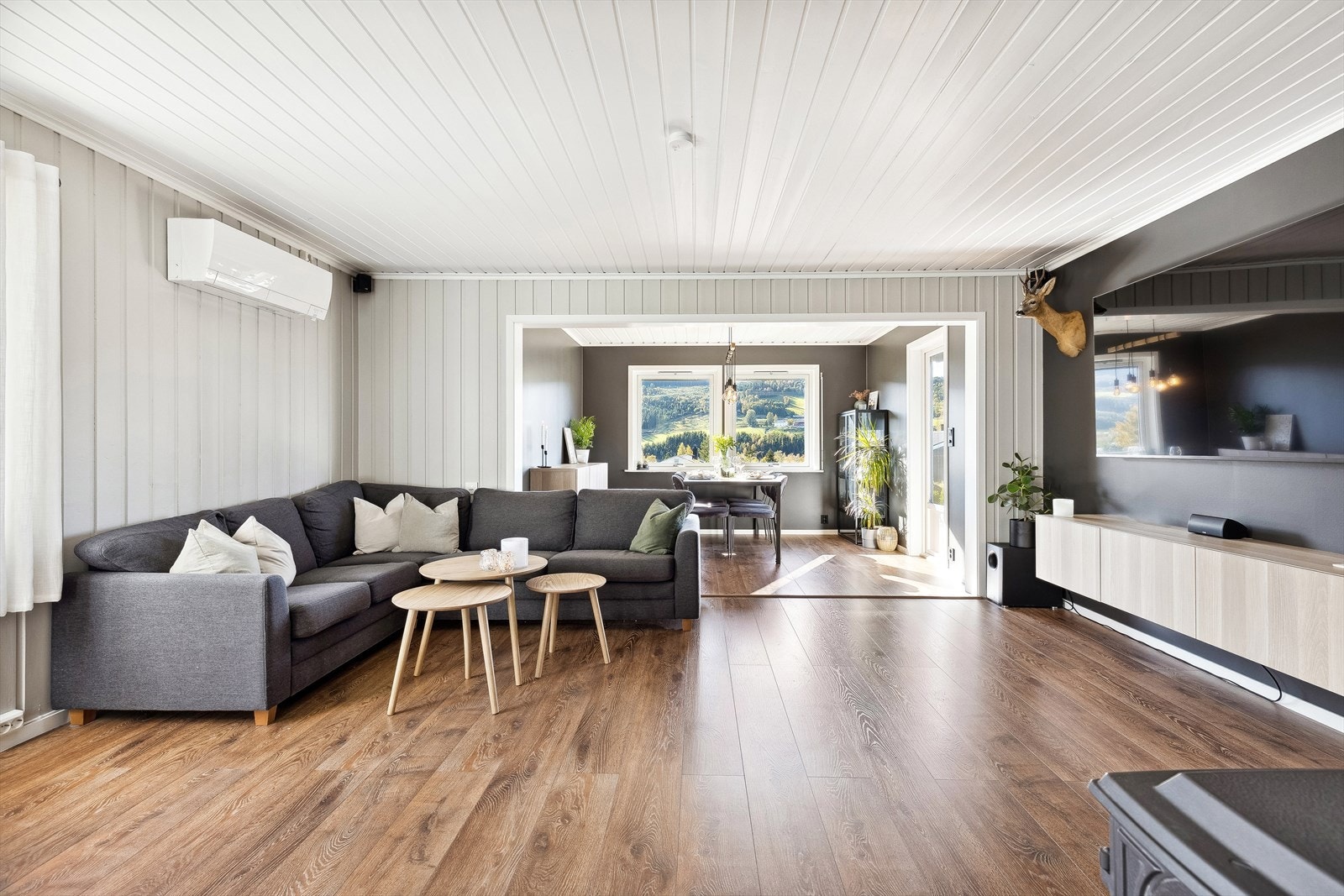 Stuen er tilbygget og her er det plass til hyggelig spisegruppe. Galleribilde