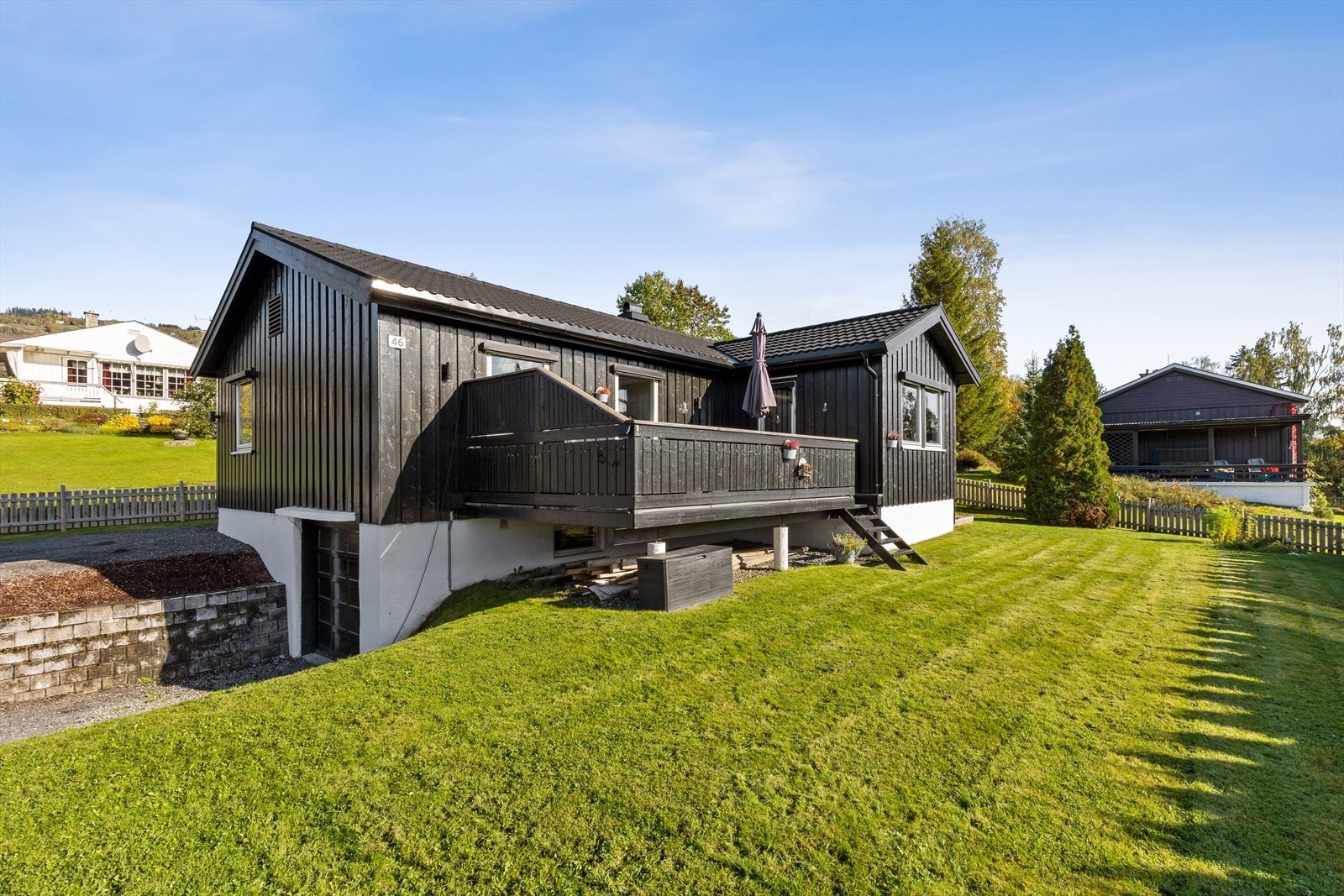 Eiendommen er pent opparbeidet med gressplen, beplanting og gruslagt gårdsplass. Galleribilde