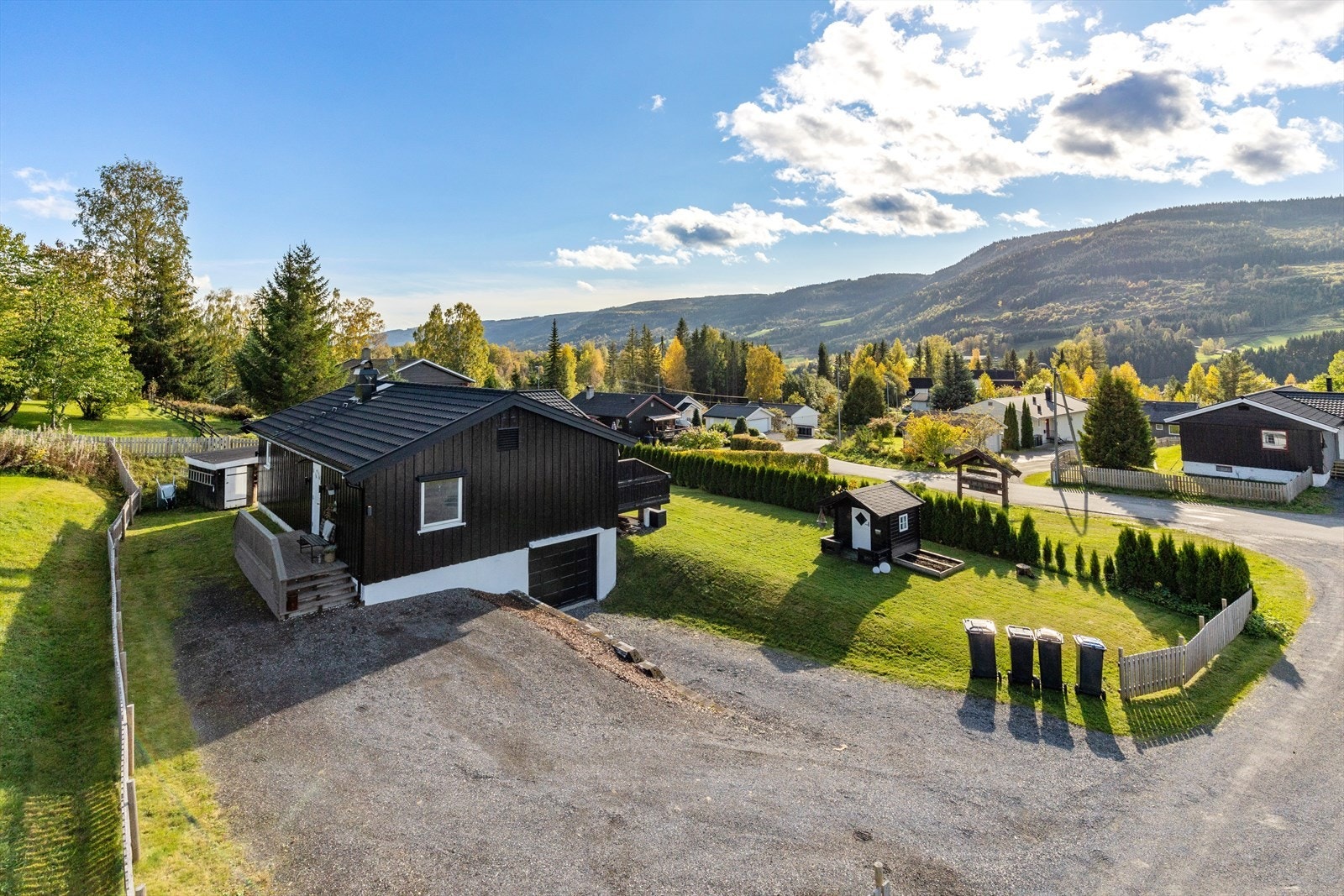 Boligen ligger i et attraktivt og veletablert boligområde, litt ned for sentrum i Follebu. Galleribilde