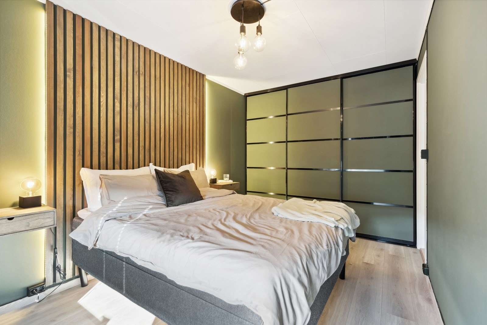 Delikat hovedsoverom med god plass for oppbevaring i skyvedørsgarderobe. Galleribilde