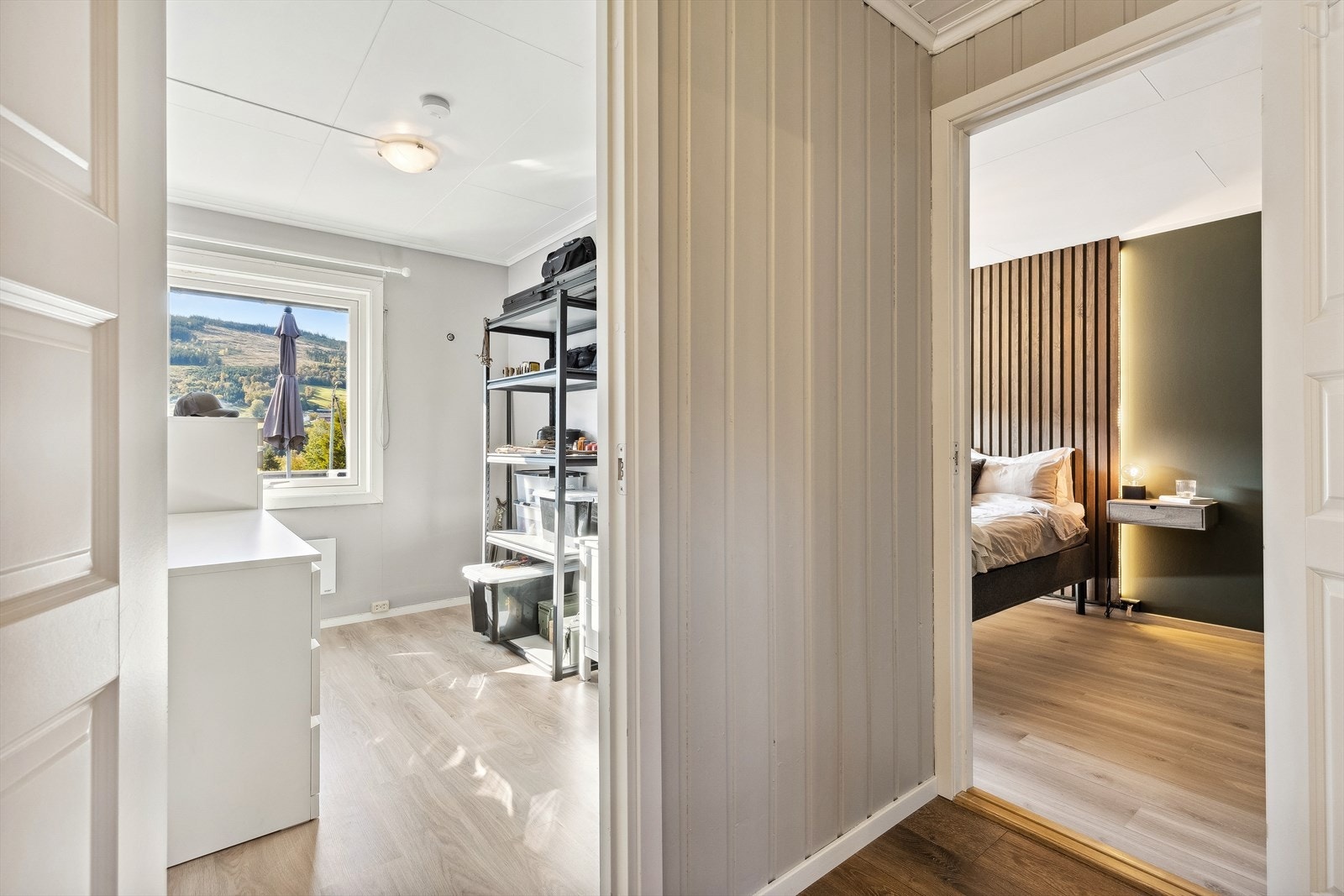 Boligen har 3 soverom av god størrelse. Her er to av soverommene. Det ene er benyttet som garderoberom/oppbevaringsrom. Galleribilde