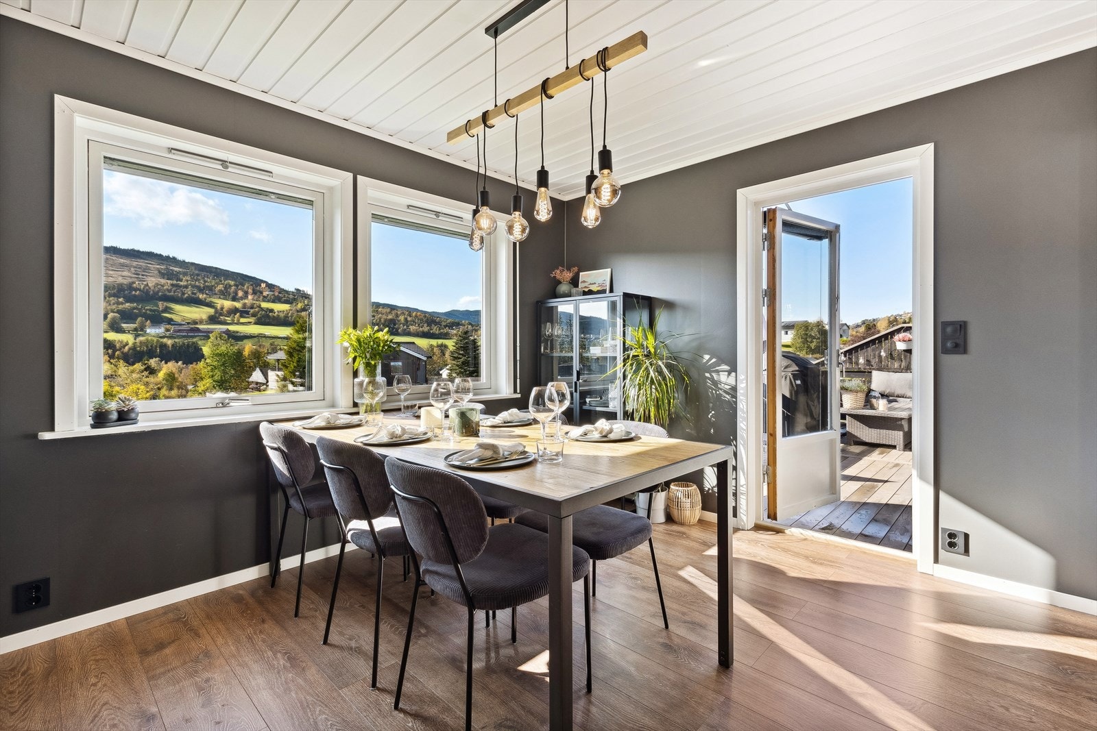 Fra stuen er det utgang til veranda på ca. 18 kvm. Galleribilde