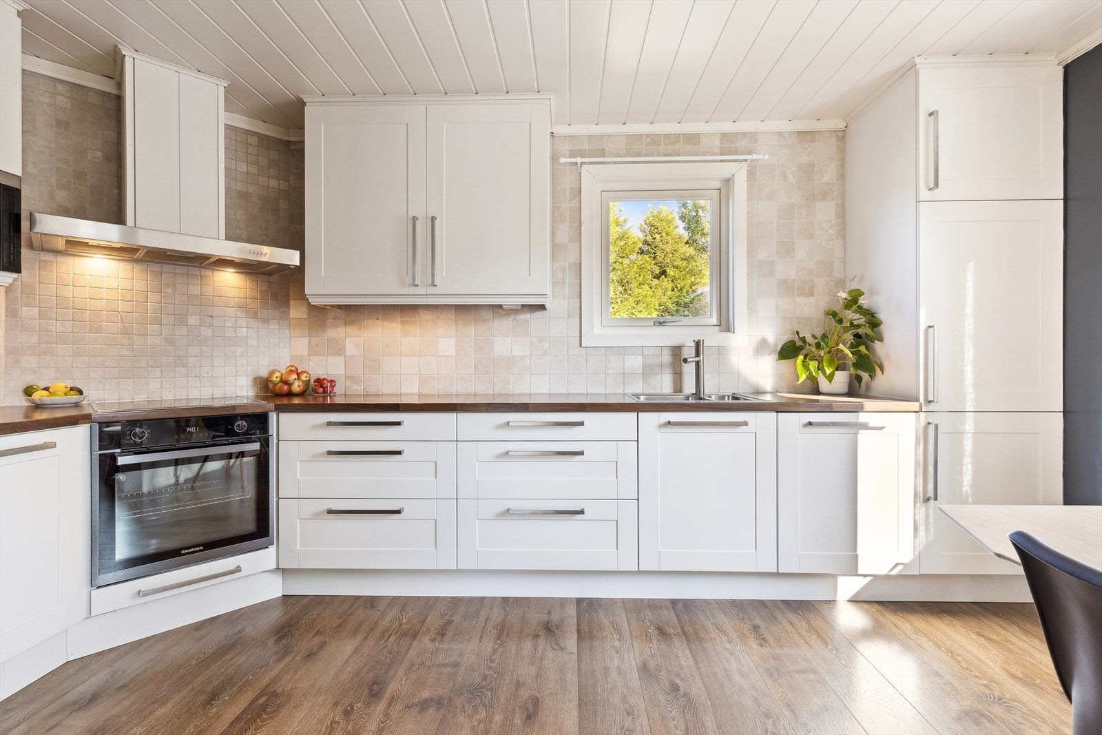 Separat kjøkken som er praktisk innredet med godt med skap- og benkeplass. Galleribilde