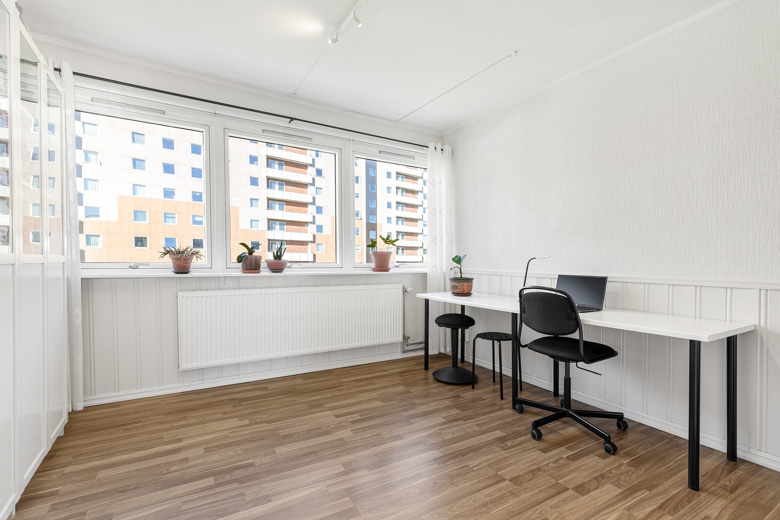 Det er fin plass til spisestue eller skrivebord Galleribilde