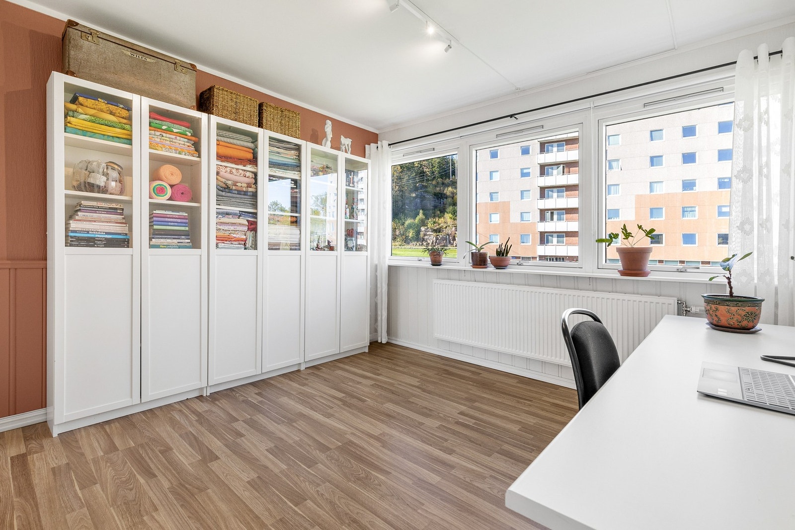 Rommet har laminat på gulv og brystningspanel på vegger Galleribilde