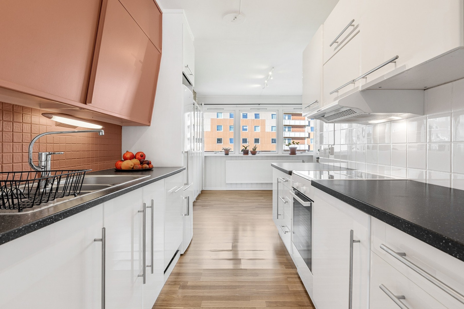 Det er også nedfelt stålvask med ettgreps blandebatteri og kjøkkenventilator med kullfilter Galleribilde