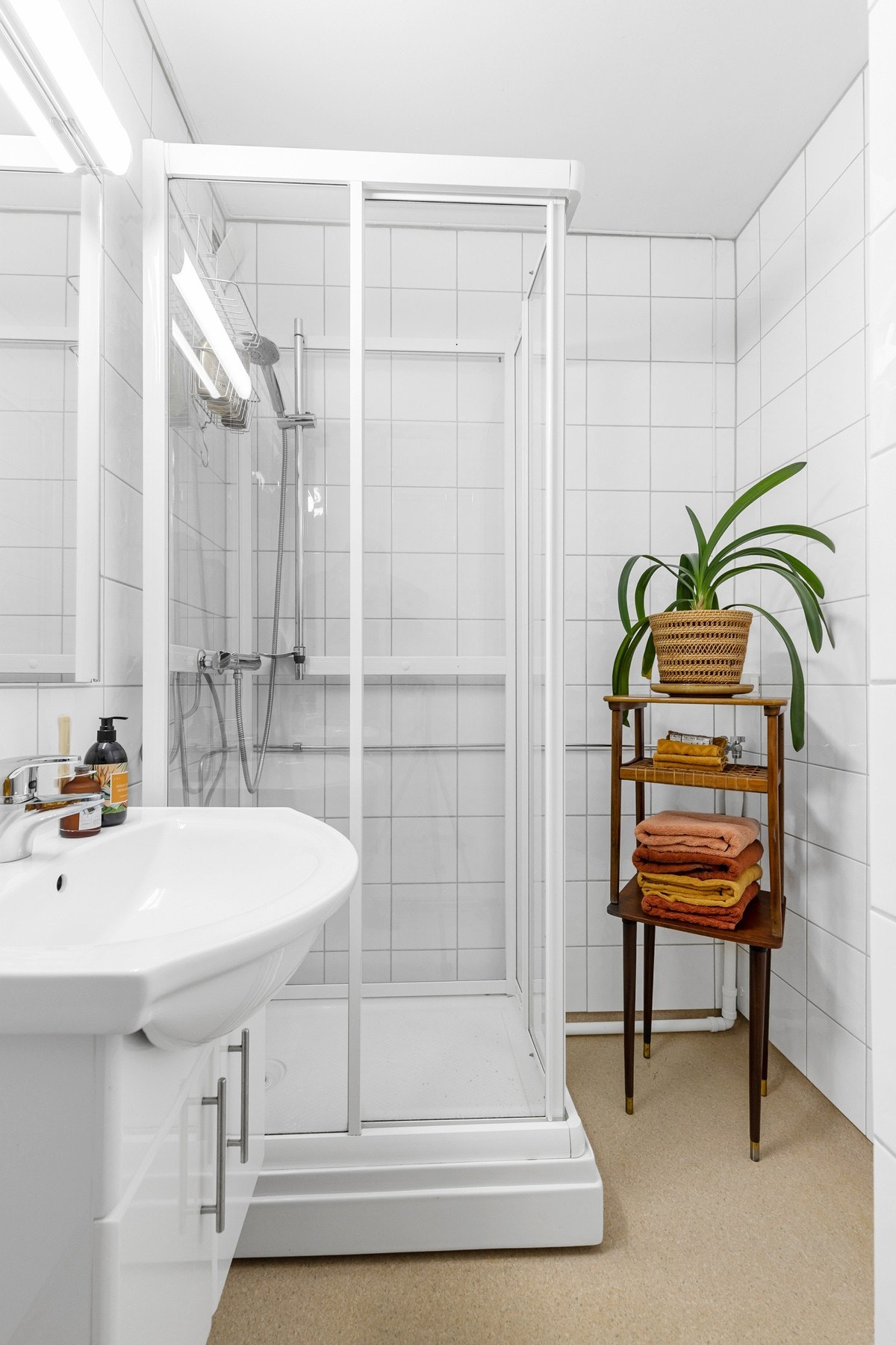 Bad med belegg på gulv og flislagte vegger Galleribilde