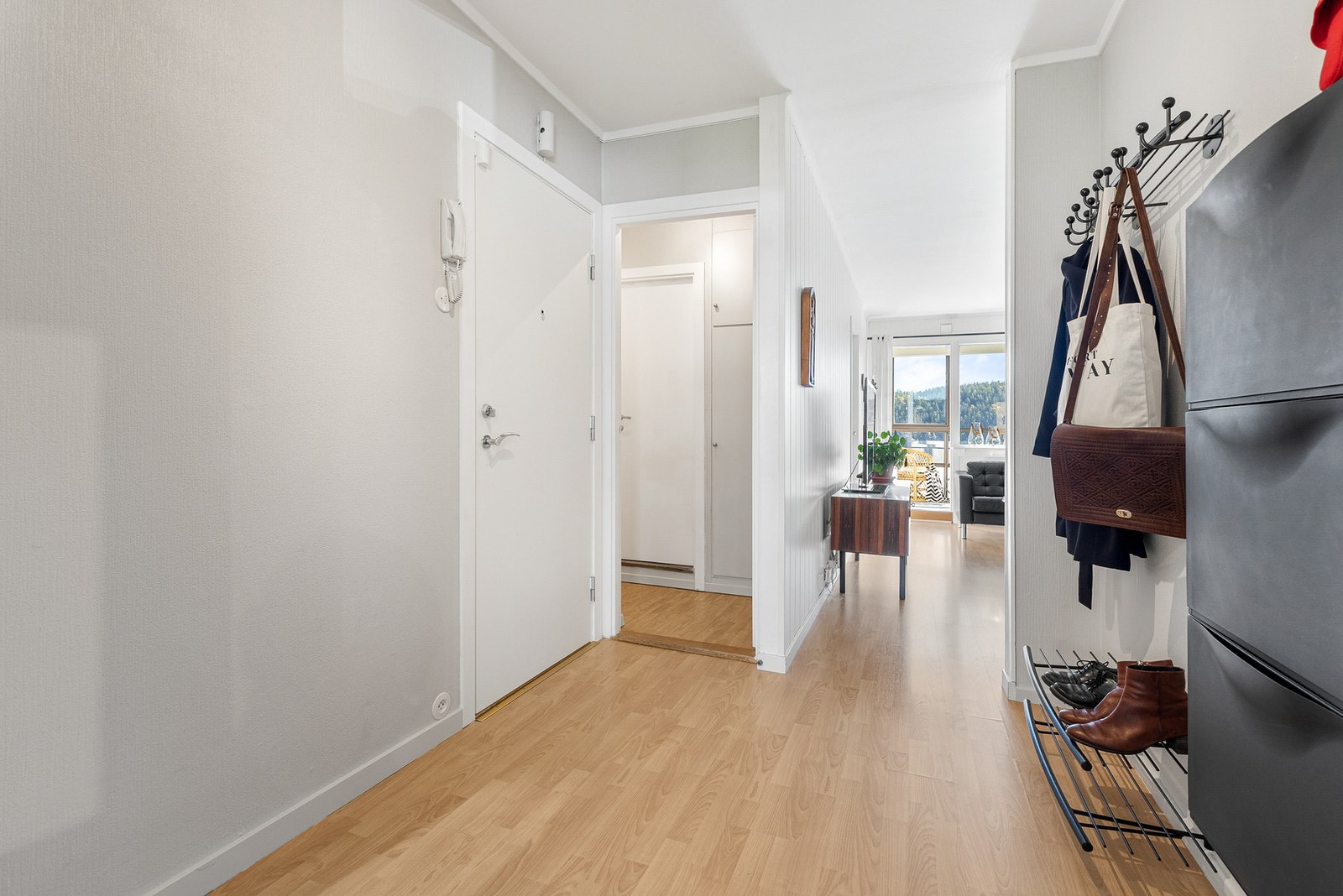 Romslig entré med dørcalling med fjernåpner og god plass til garderobeløsninger Galleribilde