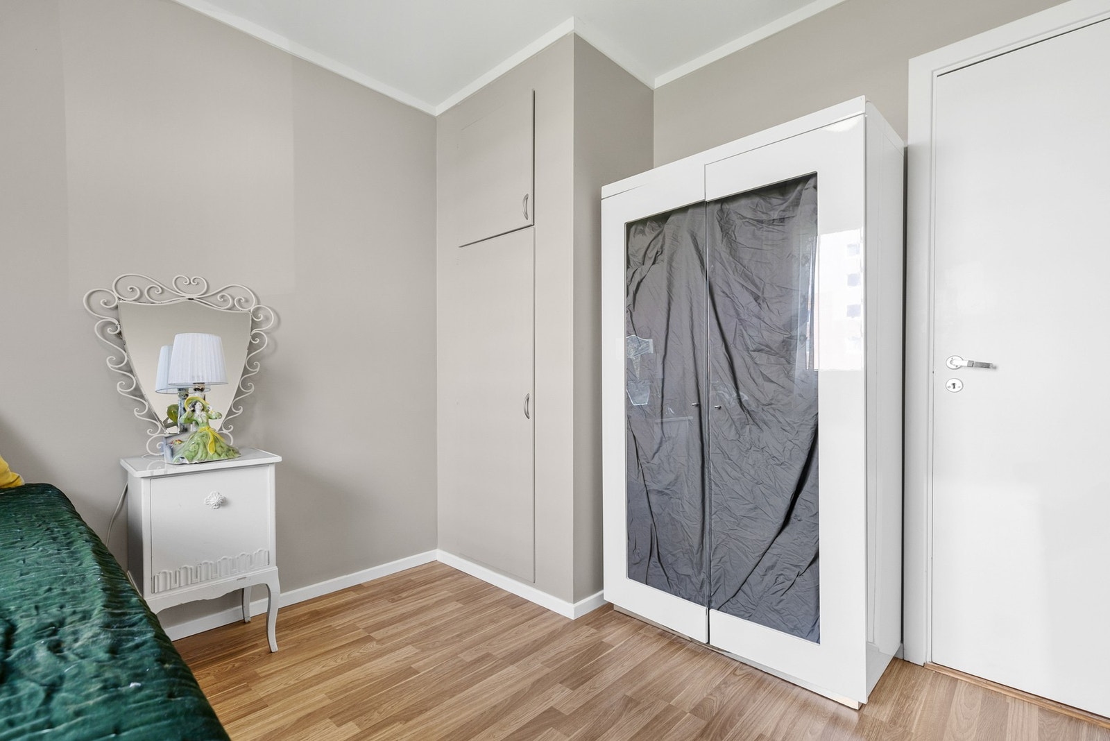 Det er fin plass til garderobeskap Galleribilde