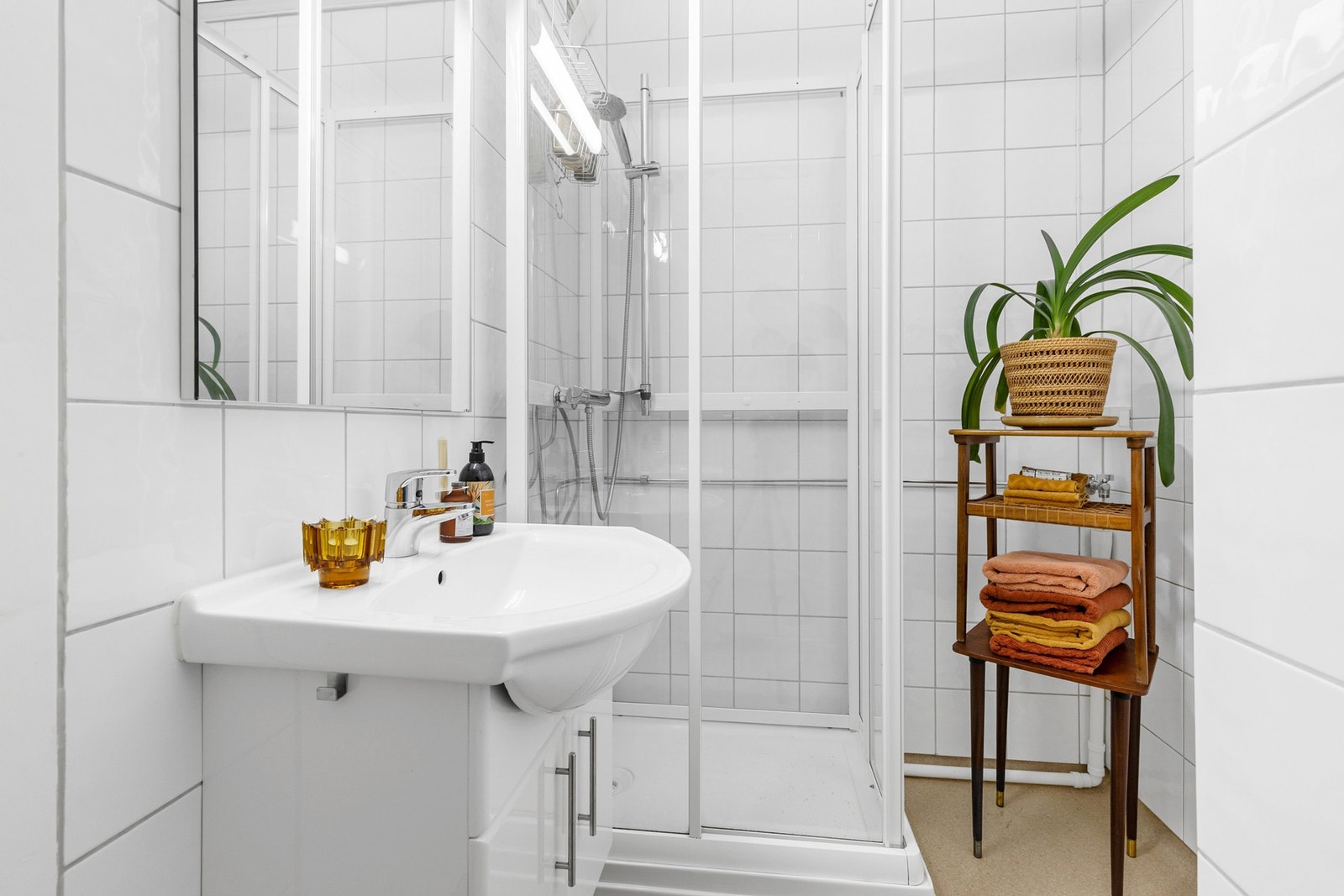 Rommet er utstyrt med dusjkabinett, servantskap med vask og opplegg til vaskemaskin Galleribilde