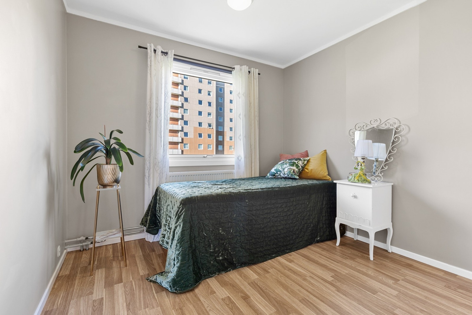 Soverom 2 er også av god størrelse og kan egne seg godt som barnerom, gjesterom eller hjemmekontor Galleribilde