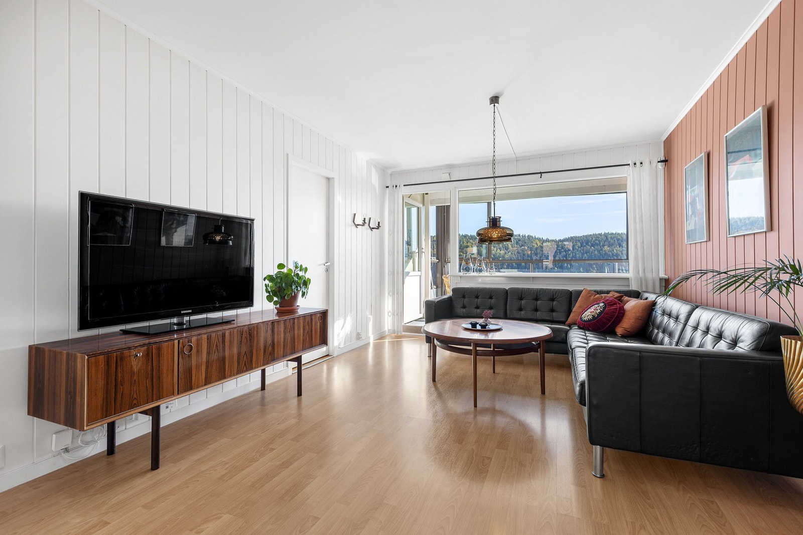 Rommet er lett å møblere og det er god plass til både sofagruppe og annet møblement Galleribilde