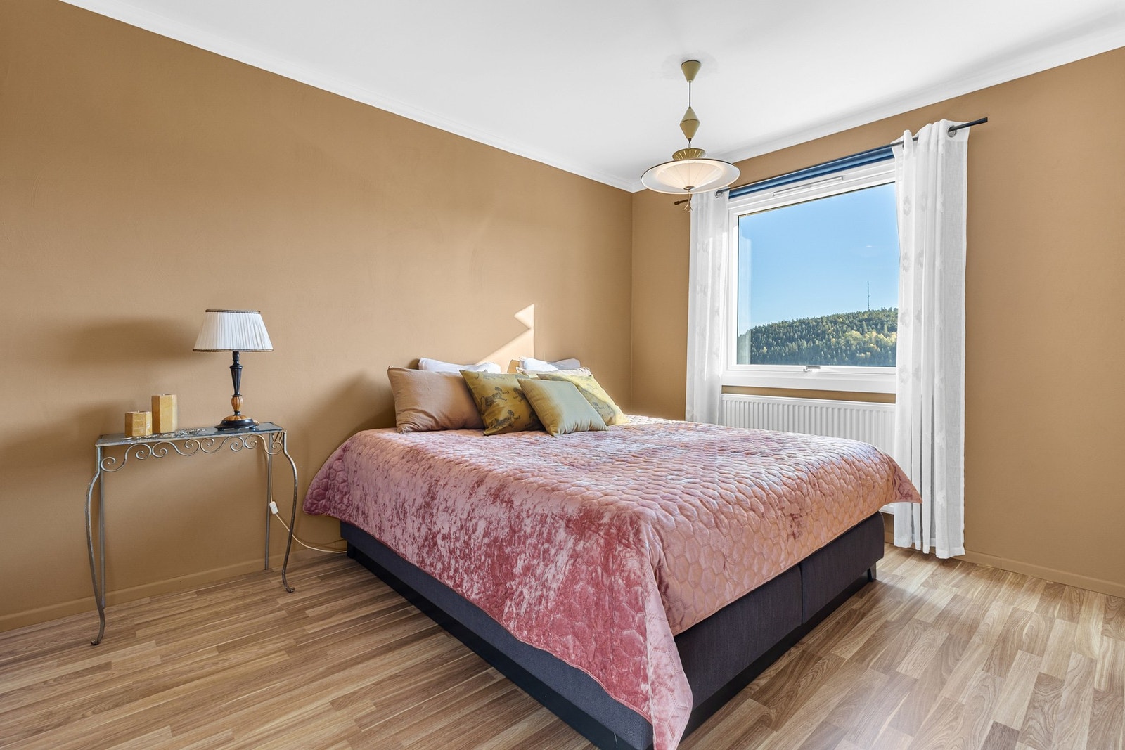 Leiligheten har totalt to soverom beliggende i hver sin ende av leiligheten Galleribilde