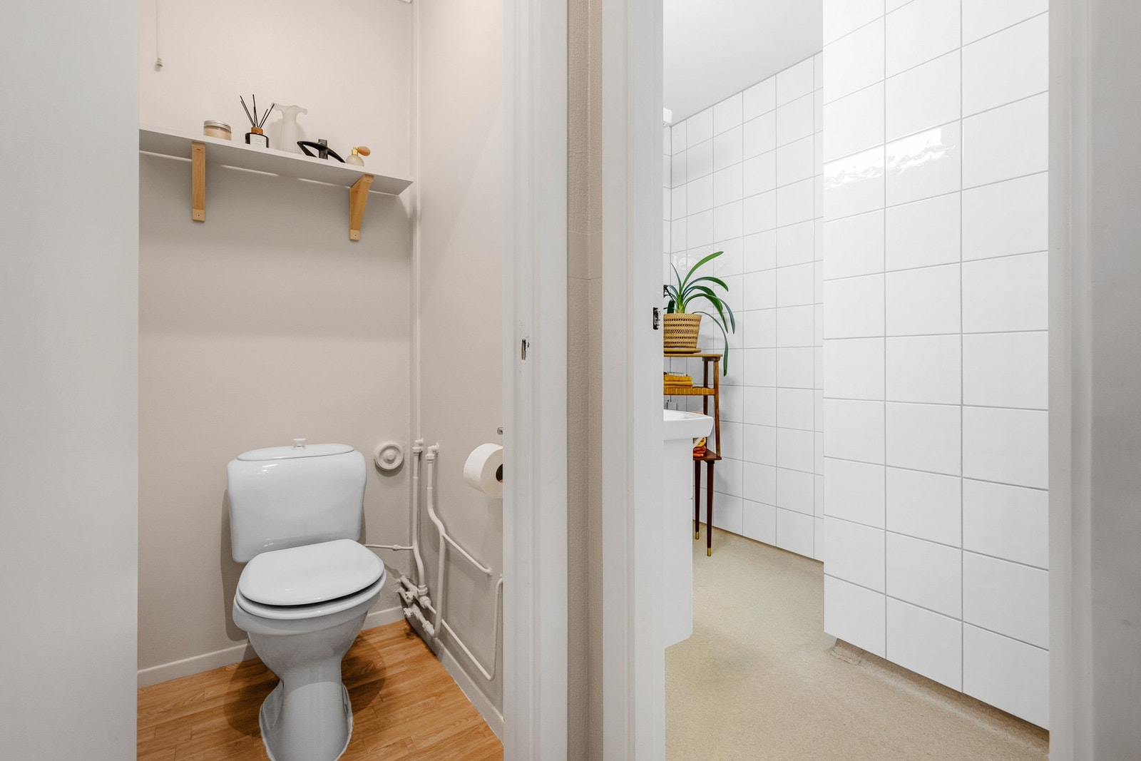 Separat toalettrom som ligger vegg i vegg med badet Galleribilde