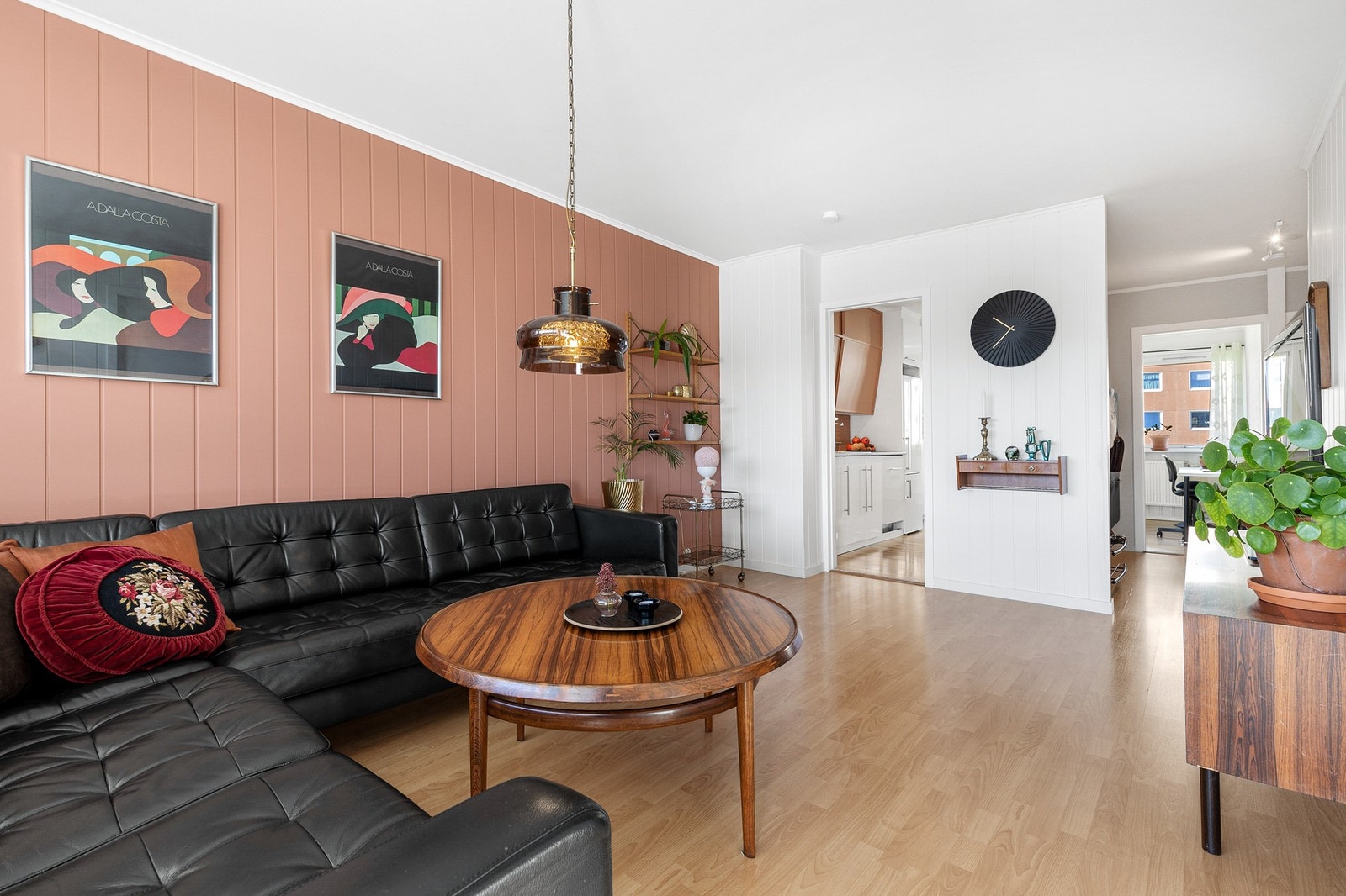 Leiligheten har en fin og romslig stue med stor vindusflate som slipper inn rikelig med naturlig lys Galleribilde