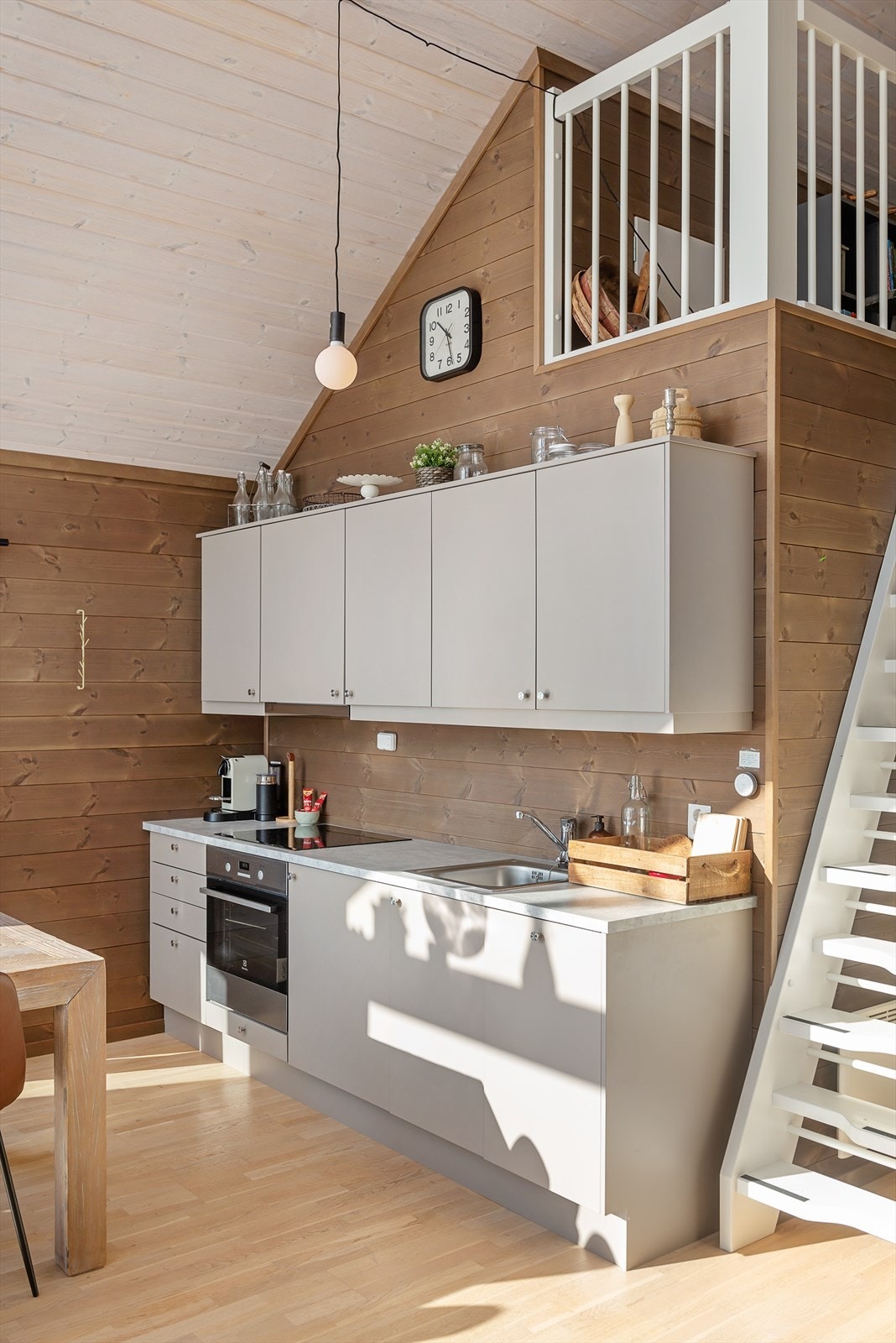 Kjøkkeninnredningen har over-og underskap for god oppbevaring. Galleribilde