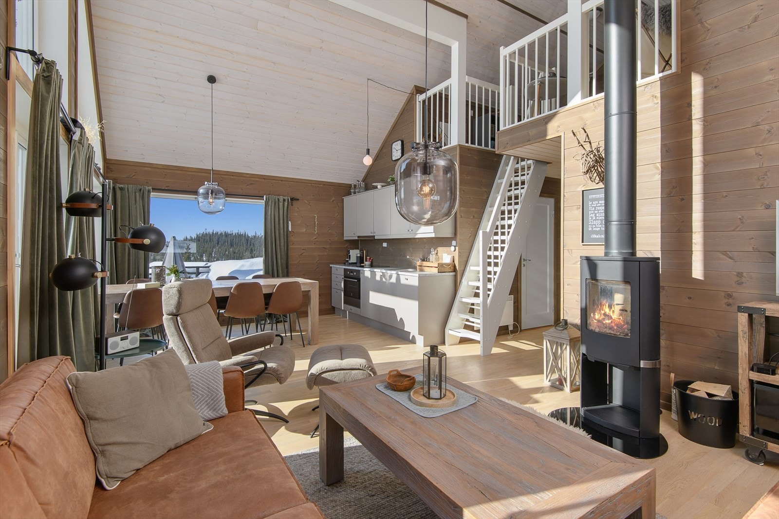 Stue/kjøkken ligger åpent i forhold til hverandre og du får et sosialt og hyggelig oppholdsrom. Det er plass til både spisebord og sofa. Galleribilde