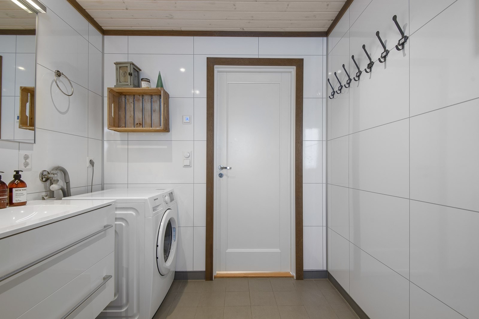 Fliser på gulv og baderomsplater på vegger. Galleribilde