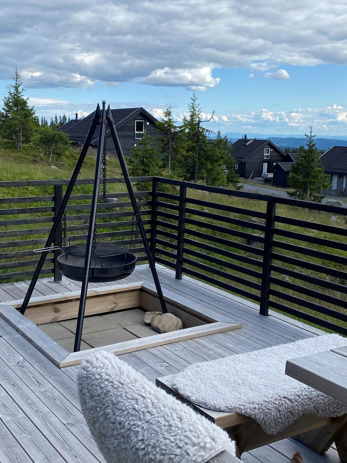 Fin plass til en båplanne. Det å nyte utelivet i hytteveggen er perfekt. Galleribilde