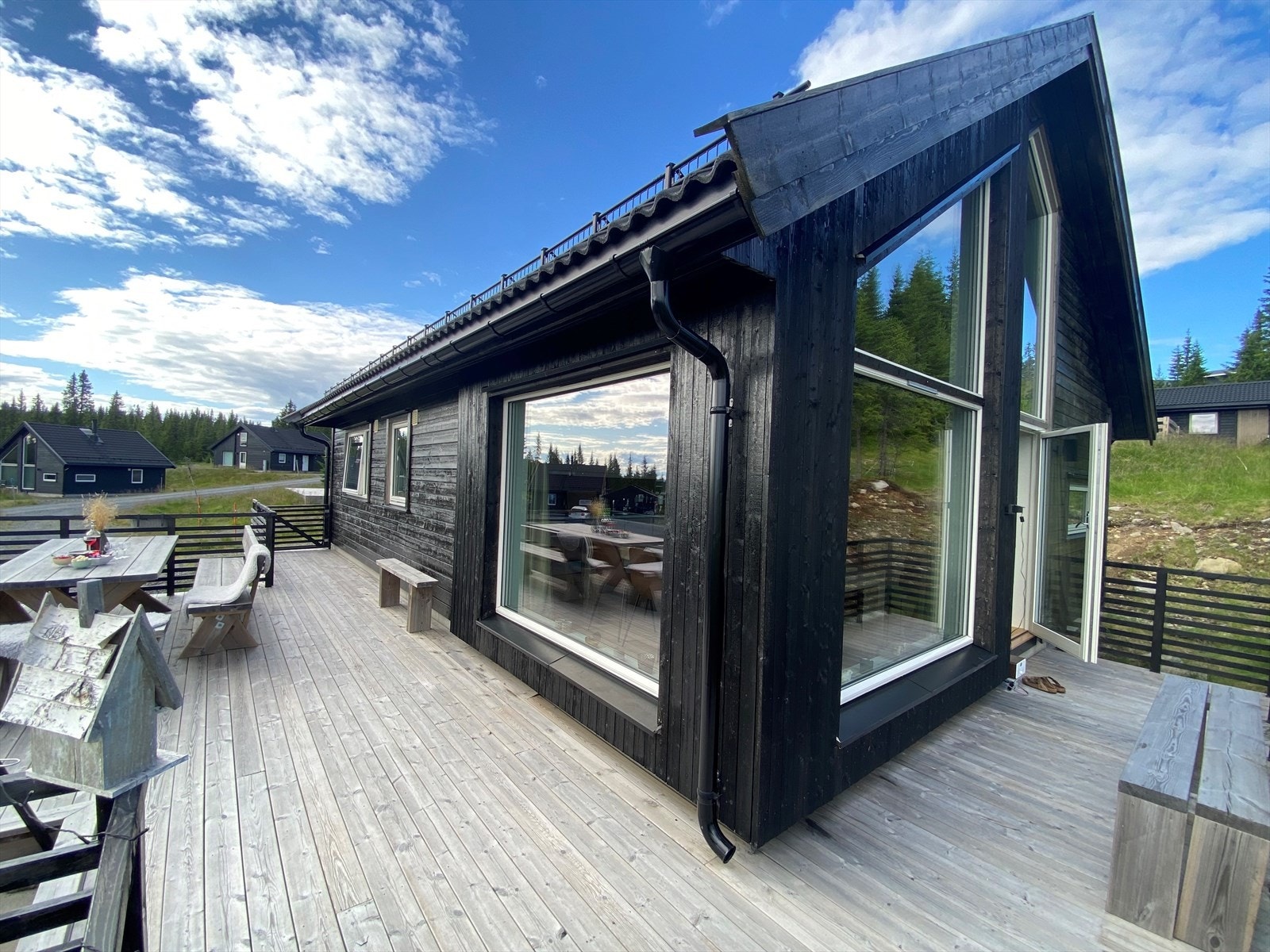 Flott uteområde sommerstid. Her kan du også kose deg en solrik vinterdag. Fra selgers private arkiv. Galleribilde