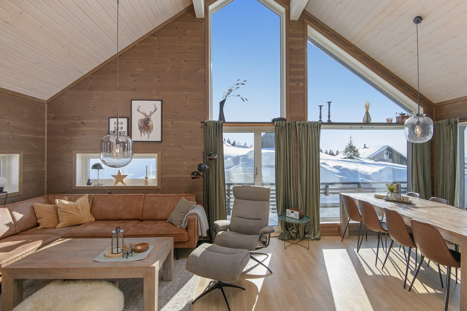 Det kommer utrolig fint lys inn i oppholdsrommet gjennom store vindusflater. Galleribilde