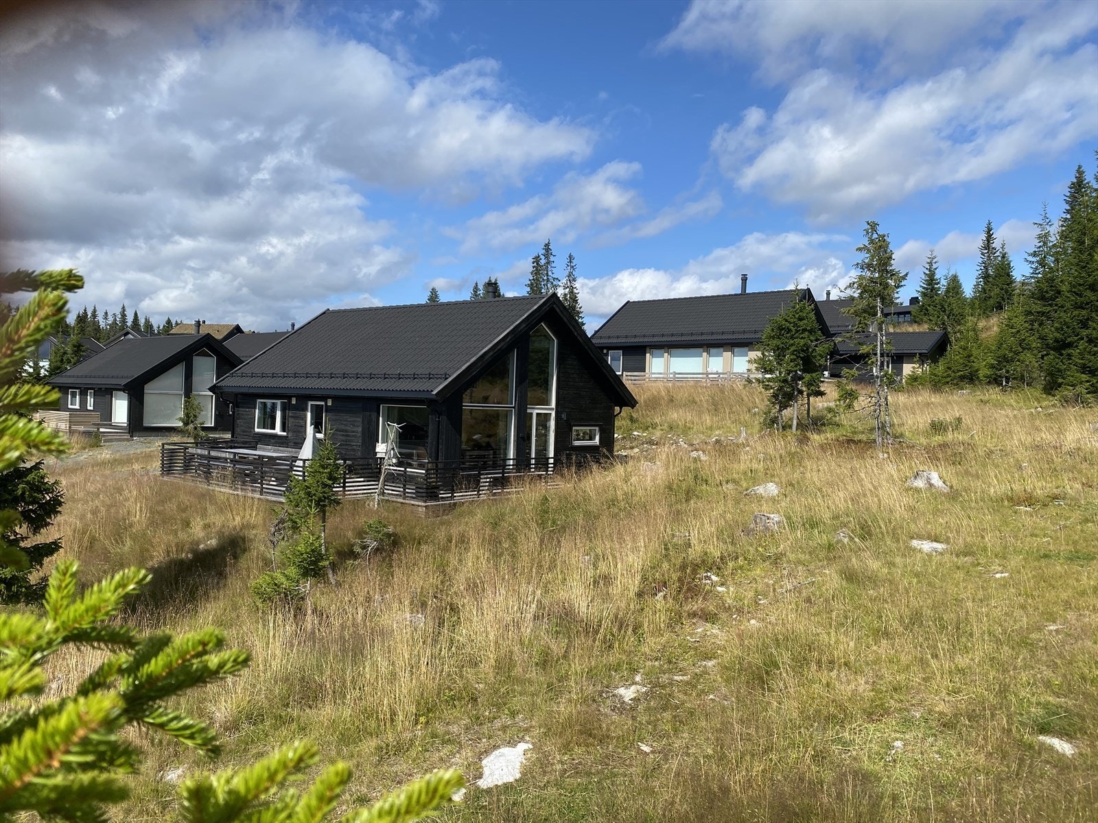 Åpent og fritt foran hytta. Rett ut i løype og akebakke. Galleribilde