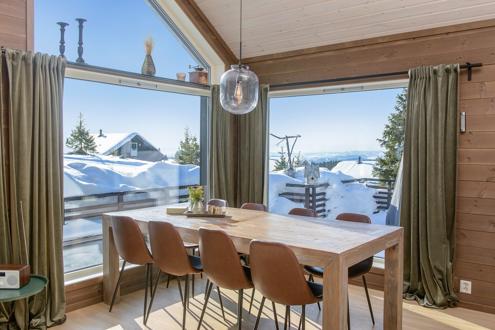 Hyggelig å samles til felles måltider rundt langbordet. Herlig utsikt inn over spisebordet. Galleribilde